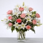 Bellí­simo florero con lilium y rosas