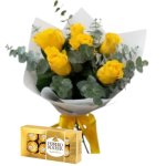 Ramo de 6 rosas amarillas y ferreros