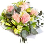Ramo de rosas y astromelias